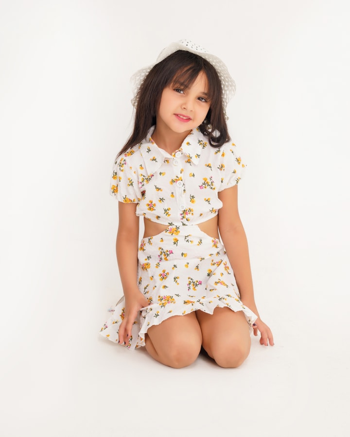 Girls' dress full of flowers